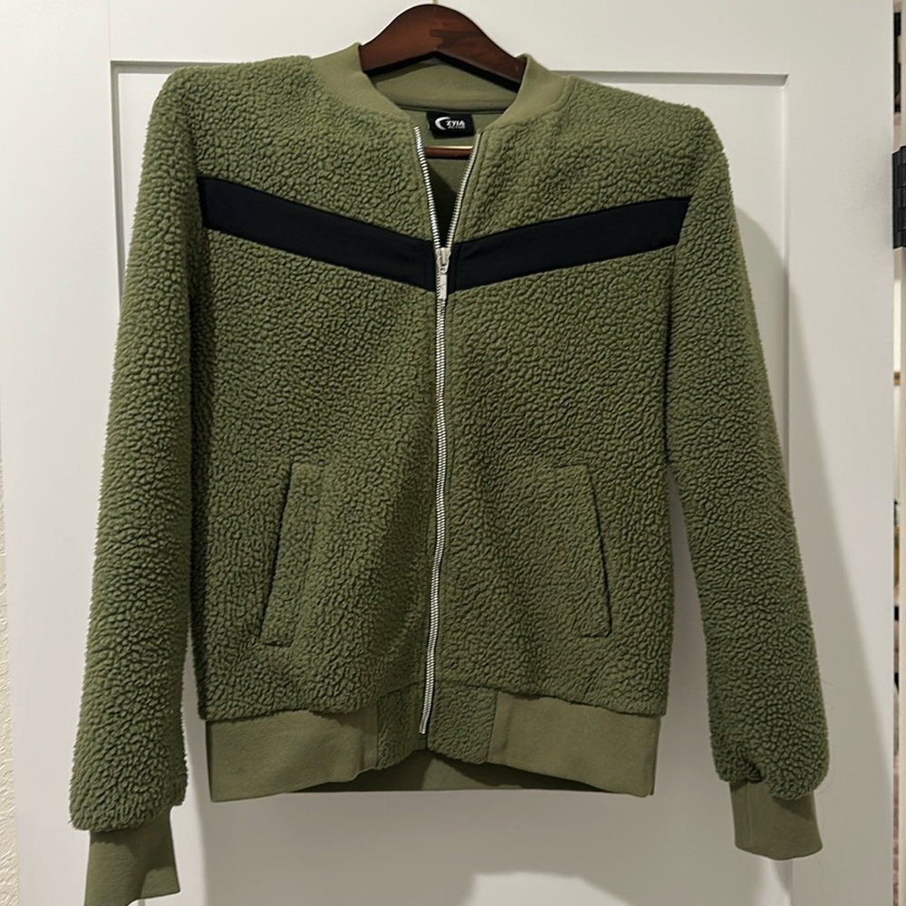 Zyia olive jacket
Size XS
Very good condition 
One small mark - photo included